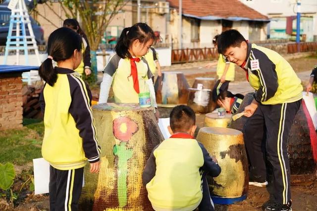 孩子们，菜园里涂鸦去