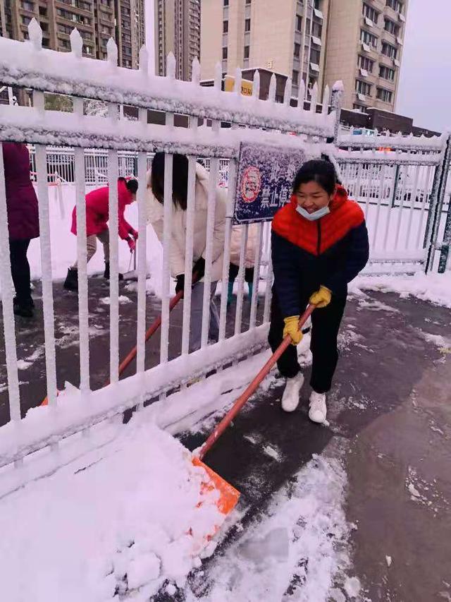 初雪如约至，天桥区凡尔赛幼儿园“破冰行动”来保障