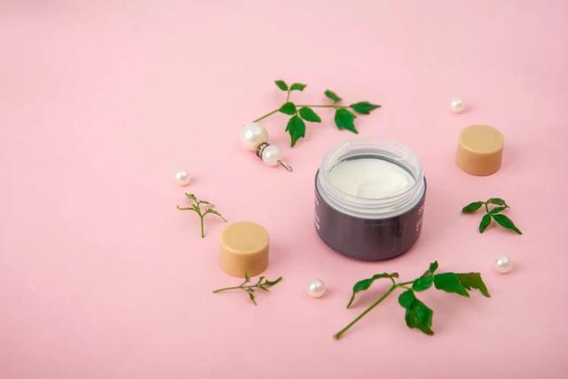 新生儿身上脱皮可以用身体乳吗