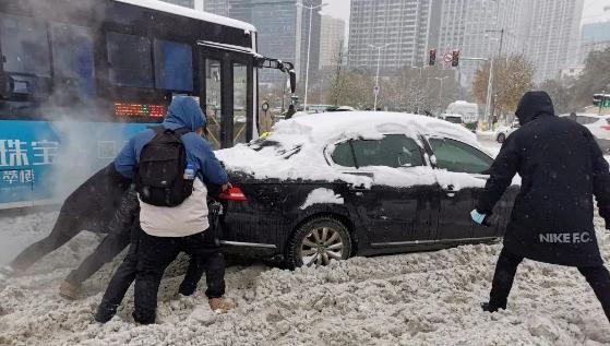 雪地靠喊找手机、阳台切“豆腐”、徒手敲车窗……东北这场罕见暴雪惊了网友