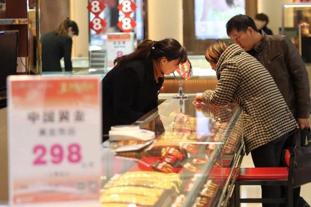 基金连跌，中国大妈又赢了？