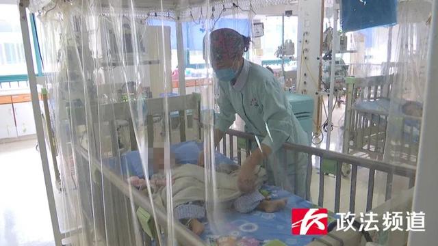 妈妈少看一眼，湖南一岁半男童栽进自家浴室水桶，现状让人揪心……