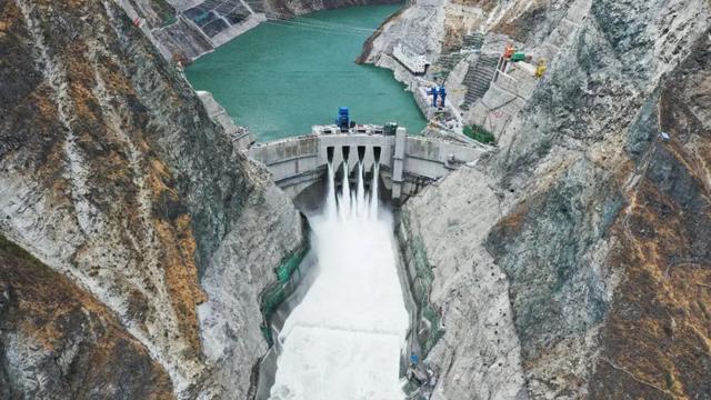 智慧码头、大型邮轮、中老铁路……央企尖端科技赋能超级工程！