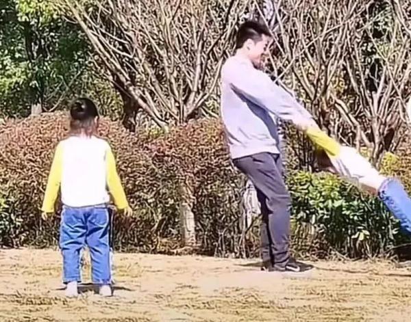 爸爸拉女儿转圈，下一秒把自己转晕甩飞……网友：这游戏有点费爹