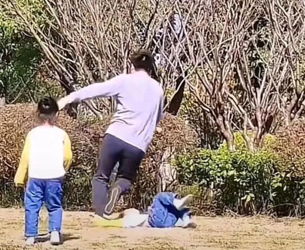 爸爸拉女儿转圈，下一秒把自己转晕甩飞……网友：这游戏有点费爹