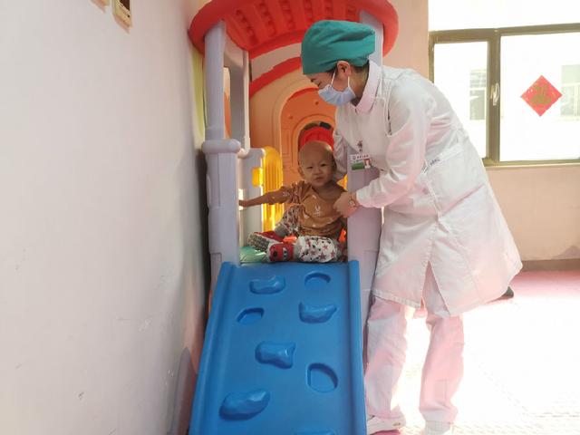 军医“拆弹”让肿瘤患儿站起来——解放军总医院儿科医学部成功为患儿切除原始神经外胚层肿瘤