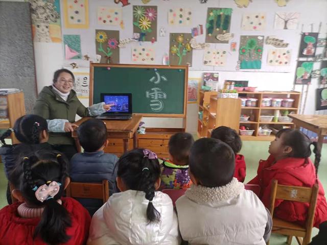 歌山中心幼儿园塘下教学点：香甜烤红薯 温暖小雪日