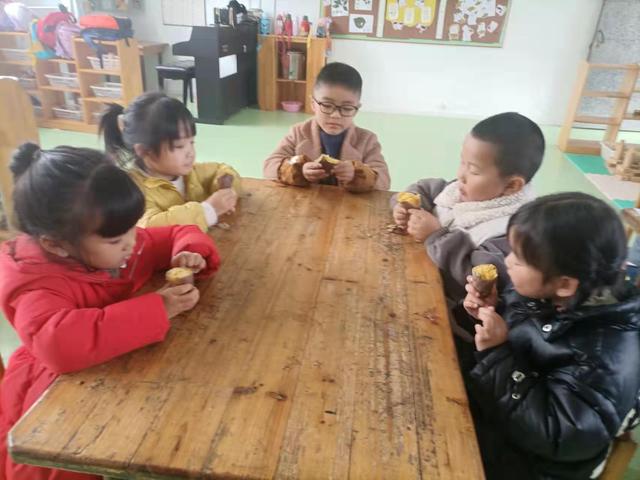 歌山中心幼儿园塘下教学点：香甜烤红薯 温暖小雪日