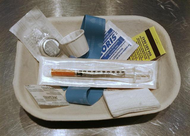 美国首个合法毒品注射点在纽约开业，首日有72人来吸毒，旁边是幼儿园