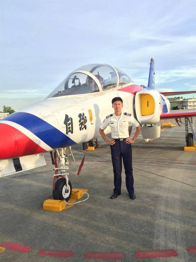 台湾失联飞行员信息曝光。加入空大军只是因为“想飞”
