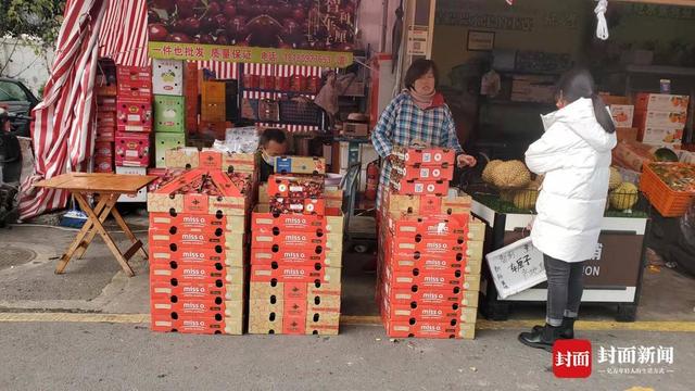 成都新春水果市场：进口水果涨价销售遇冷 本土砂糖橘、草莓当季热销