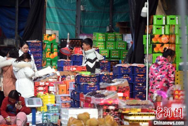 安徽合肥：水果市场开启“春节热”民众采购年货迎新春