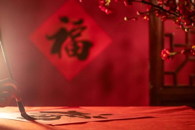福字贴在门外还是门内(大门上的福字是正贴还是倒贴)