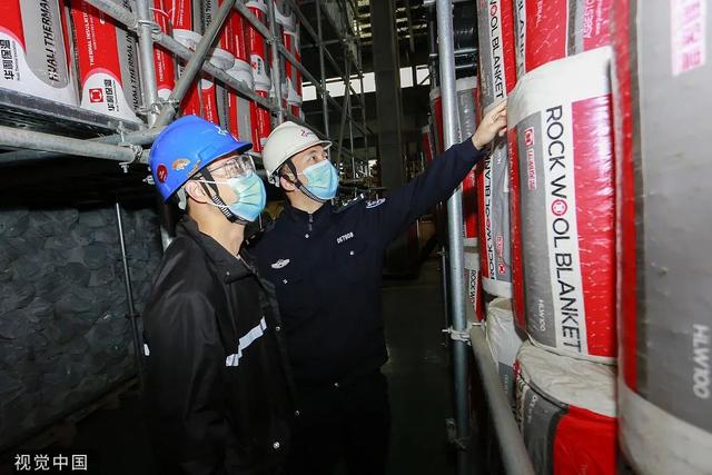 中国人，都！很！拼
