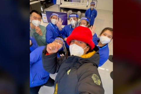 谷爱凌红帽子走红网络 荷兰小伙用来cos超级马里奥角色