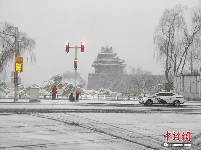 大雪飘飘打一成语