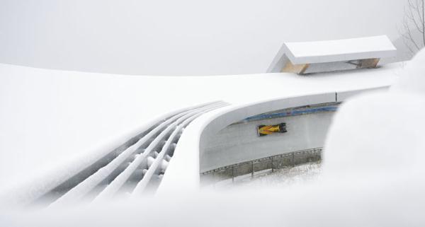 北京冬奥会｜壮观！在大雪中的“雪游龙”贴地飞行
