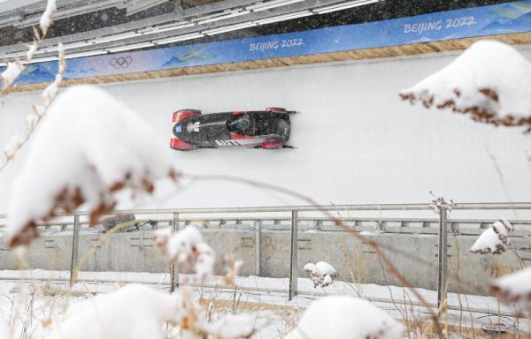 北京冬奥会｜壮观！在大雪中的“雪游龙”贴地飞行
