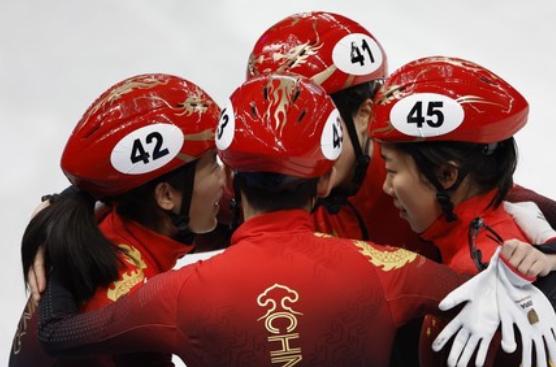 短道速滑女子3000米接力决赛中国队夺铜，范可新赛后亲吻冰面 全球新闻风头榜 第1张