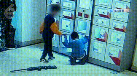 6岁男童被困在昆明一小区自动贩货机内，家长索赔100万元