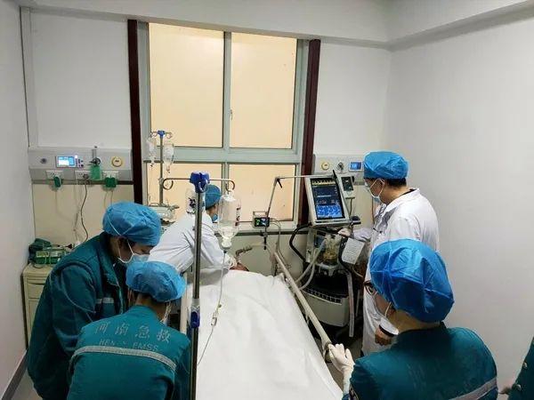 紧急寻人！男子5分钟干完一瓶白酒，昏迷抢救！认识他家人的速联系