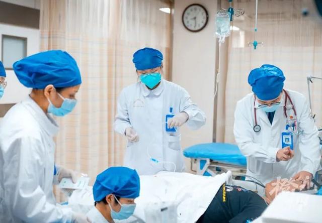 25岁小伙恶心呕吐以为工作太累，一查竟是尿毒症终末期，将面临长期透析！一周接诊3例重症肾病患者，专家感慨：悲剧本可避免
