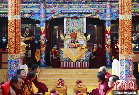 青海塔尔寺第九世格嘉活佛坐床继位