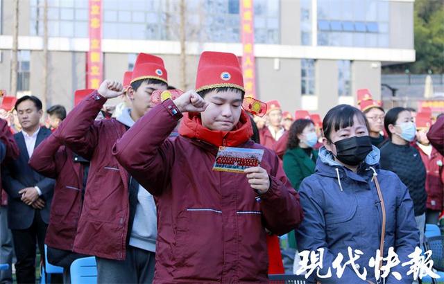 十八岁时 父母想对孩子说什么 南京这所中学的成人仪式让高三学子潸然泪下