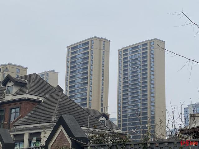 业主封阳台被物业起诉，一审判拆除 禁止封阳台是否侵犯了业主“物权”？