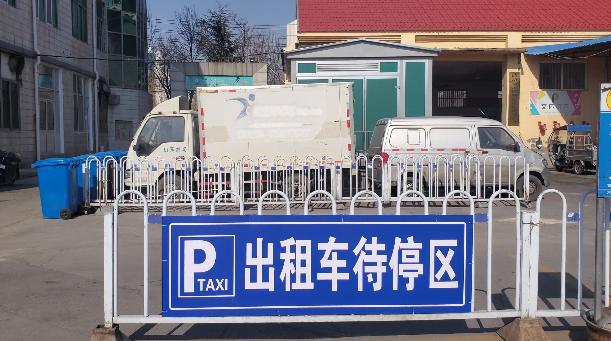 “出租车进站拉客”后续：车站已叫停该做法，将规范站前候客秩序