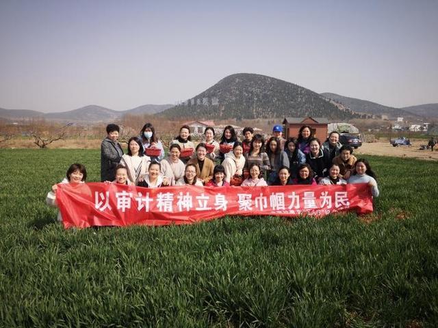 淮北市审计局妇联组织春季采摘 展现巾帼风采