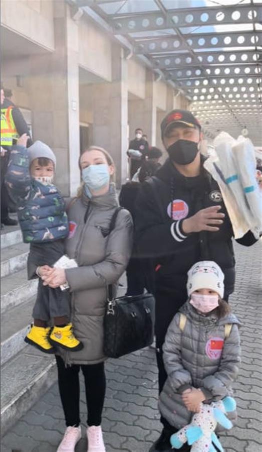 曾面临两难选择的在乌男子：一家四口都回国了，胸口贴着国旗