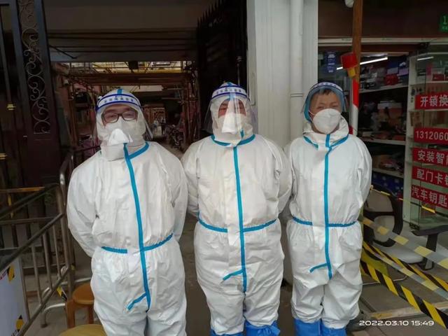 5个上海抗疫瞬间，每个守望相助的善举都因对这土地爱得深沉