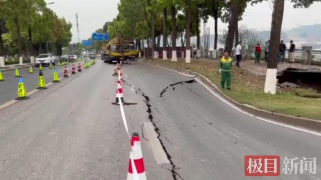 重庆暴雨致道路塌方多车掉落