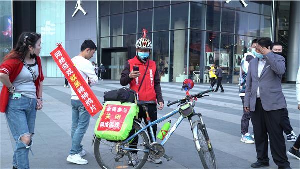 父與子的13年網癮之戰：救不回自己的兒子，卻想救全世界？