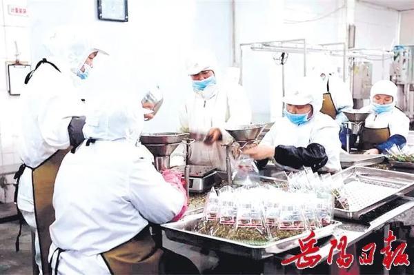 “土坑酸菜”被扒，背后的男人藏不住了
