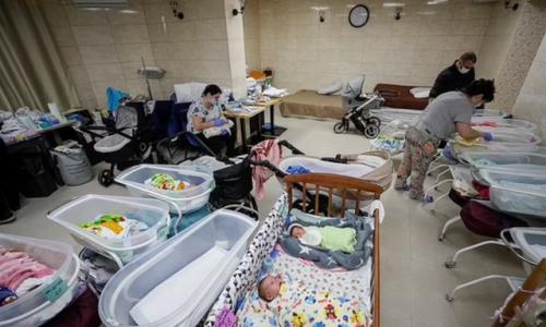 乌克兰地下室积攒大量代孕妈妈生下的新生儿：等待外国父母认领