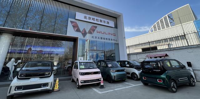 “卖一辆亏1万”！这家车企紧急停售热销车型！新能源车突现涨价潮，马斯克也“扛不住”！小型车电动车何去何从？
