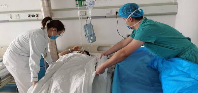 女大学生胆囊坏死，医院开通绿色通道成功手术