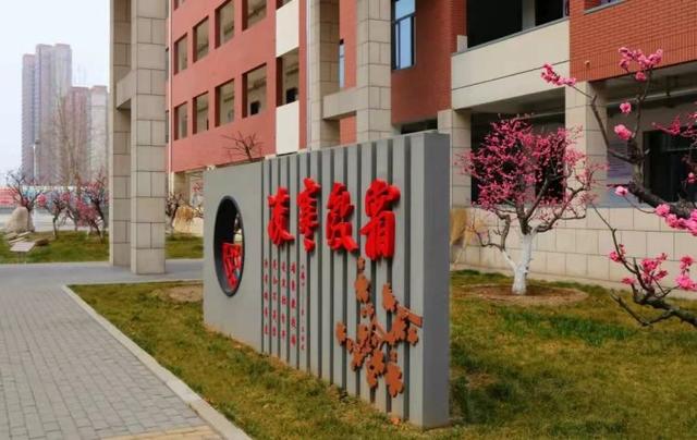 众志成城 齐心战疫｜居家学习的你想念校园吗？那里花儿都开好了 带你云赏花