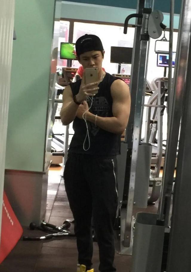 镜头#,也不知道是自来水还是买的,一水儿营销号夸任嘉伦的腹肌有多杀