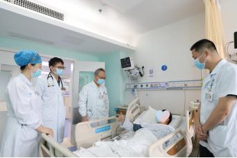 42岁男子电梯间突发心脏骤停，医社联动“教科书式”接力大抢救