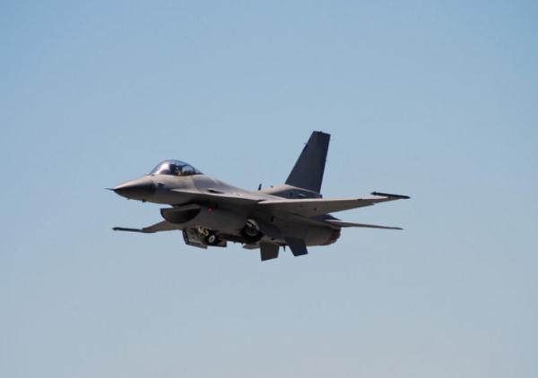 美国战机再出事故：一架F-16在军事基地附近坠毁