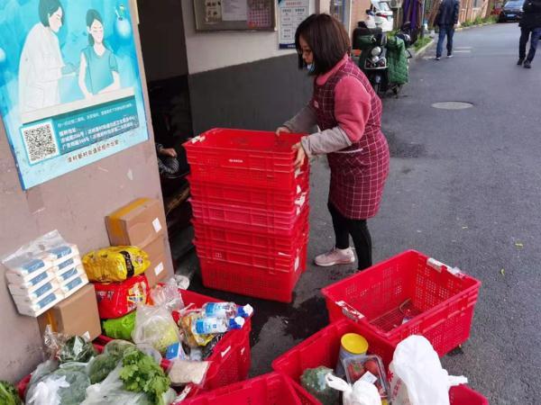 买菜群女群主真实故事：十分钟她把蔬菜放在封闭楼下 为何却喊大家不要买太多？1