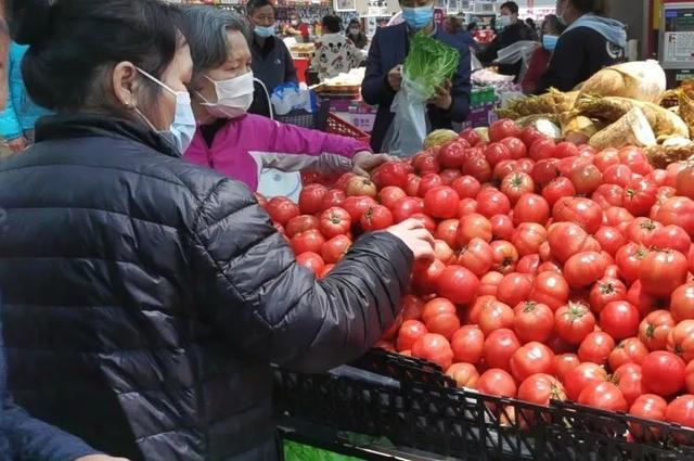 上海市民连夜采购多门店货架已