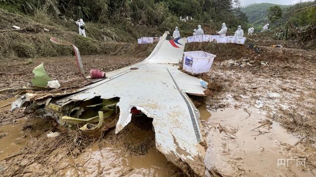 “3·21”东航飞行事故搜救持续进行 现场指挥员：山坡上尽力搜寻，希望让山谷对面得到一点点安慰