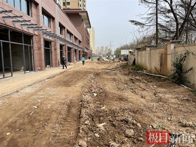 西安300余户业主住进10年未交付的烂尾楼：太阳能板充电，提水徒步爬29楼