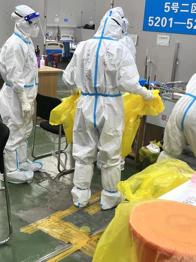 疫情下的吉林方舱医院：工人不远千里支援建设，患者直播分享生活