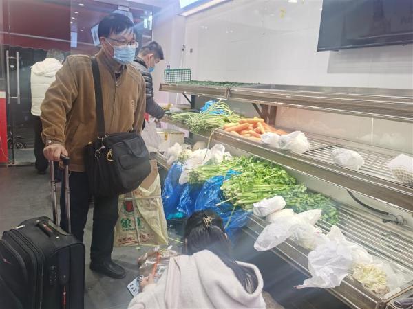 上海蔬菜店老板老于：进价11元的芹菜，我劝退了问价的人