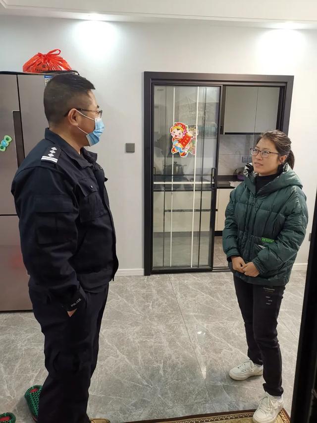 乐平市公安局党委走访慰问看守所隔离执勤民警家属